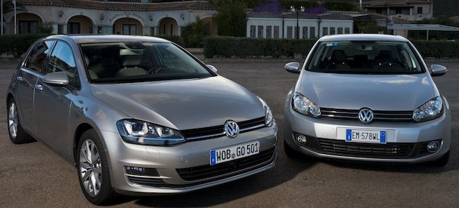 Två Volkswagen Golfs parkerade framför ett hotell. (AI text)