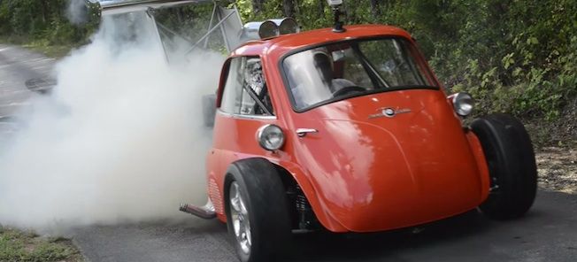 En röd bil med rök som kommer ut ifrån den. (AI text)