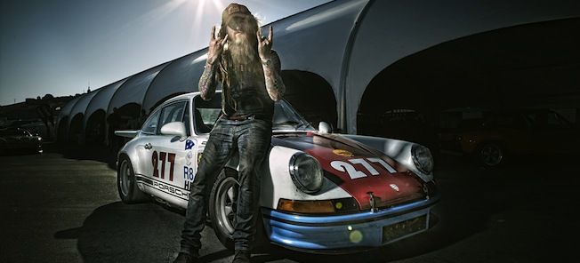 En kvinna poserar med en vintag Porsche 911. (AI text)