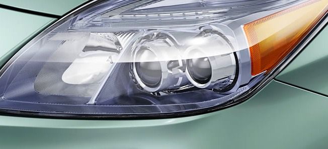 En närbild på förlyktorna på en grön bil. (AI text)