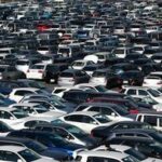 En hel del bilar parkerade i en parkeringsplats. (AI text)
