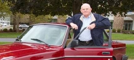 En man i en röd bil. (AI text)