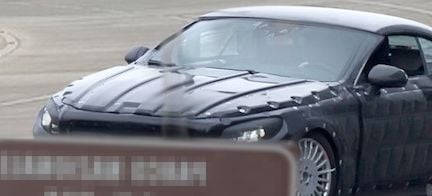 En Mercedes-Benz SLS upptäcktes i parkeringsplatsen. (AI text)