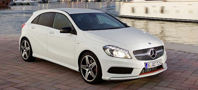 En Mercedes-Benz A-klass parkerad på gatan. (AI text)