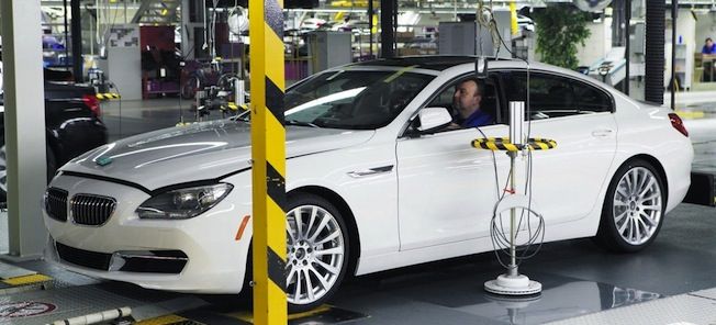 BMW 6-serie bilsatsning på BMW-fabriken i Shanghai. (AI text)