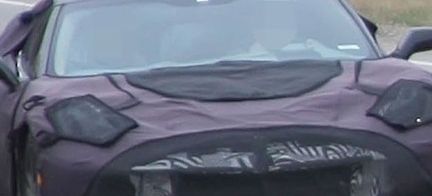 En spårad Chevrolet Saturn siktas på vägen. (AI text)