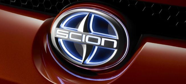 ett Toyota-logotyp på ratet för en röd bil (AI text)