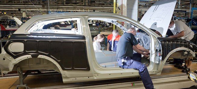 En bil sätts ihop i en fabrik. (AI text)