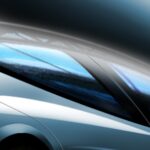 En bil visas i en mörk rum. (AI text)