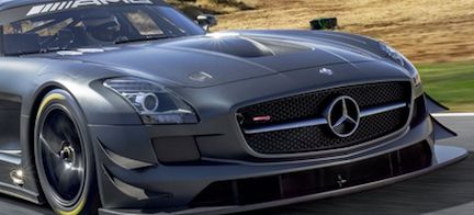 Mercedes-Benz GT-racingbil kör på en bana. (AI text)