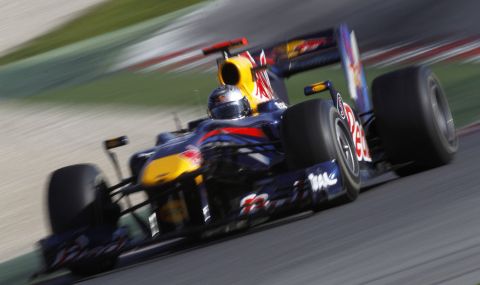En Red Bull-racingbil accelererar nerför banan. (AI text)