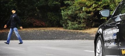 En person går förbi en bil. (AI text)