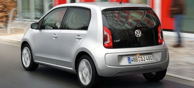 En Volkswagen up! kör ner gatan. (AI text)