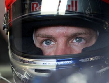 En racerförare med en röd Bull-racinghjälm (AI text)