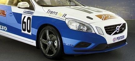 En Volvo V40 rallybil i bakgrunden. (AI text)