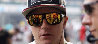en racerbilförare i hatt och solglasögon (AI text)