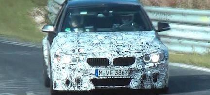 BMW X5 M snappad på en racebana (AI text)