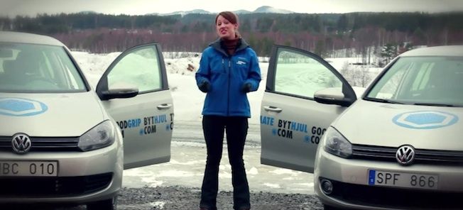 En kvinna står bredvid två Volkswagen-vanar. (AI text)