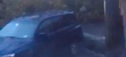 En bil står parkerad på gatan. (AI text)