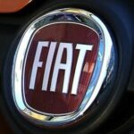 En Fiat-logotyp på frontgrillen på en bil. (AI text)
