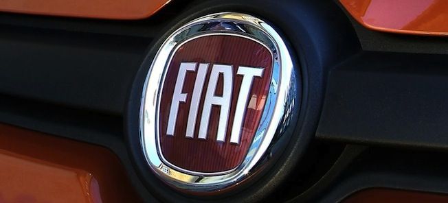 En Fiat-logotyp på frontgrillen på en bil. (AI text)