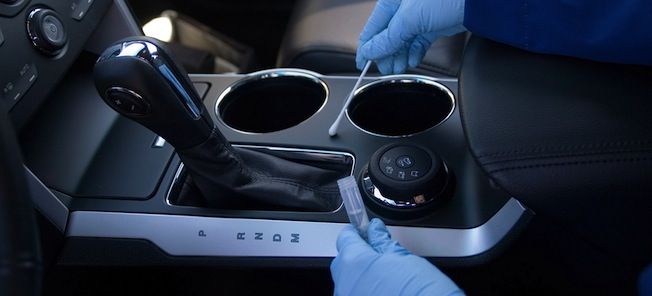 En mekaniker arbetar på en bil. (AI text)