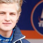 En ung man i en blå jacka. (AI text)