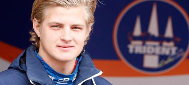 En ung man i en blå jacka. (AI text)