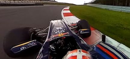 En Red Bull-formel 1-bil kör nerför banan. (AI text)