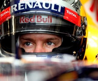 Formel 1-förare för Red Bull i sin racerbil (AI text)