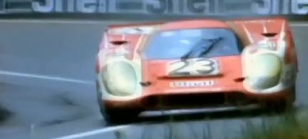 en racebil kör nedför en backe (AI text)