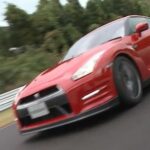 En röd Nissan GT-R kör på en racerbana. (AI text)