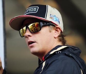 en racer i hjälm och solglasögon (AI text)