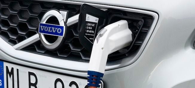 En Volvo laddar förbindelse vid en elbilstulfyllnadstation. (AI text)
