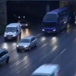 En bil kör nerför en motorväg. (AI text)