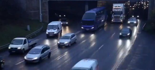 En bil kör nerför en motorväg. (AI text)