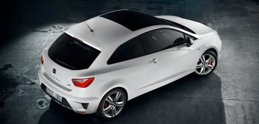 En vit bil i en mörk rum. (AI text)