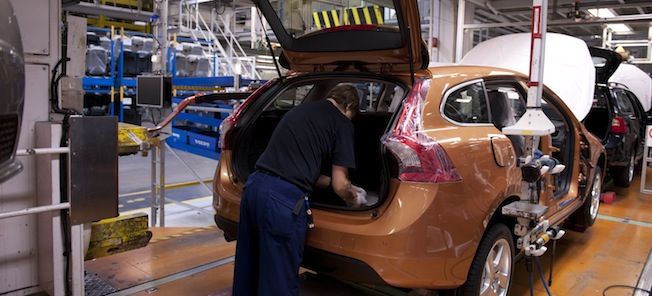 Bil tillverkas i en fabrik. (AI text)