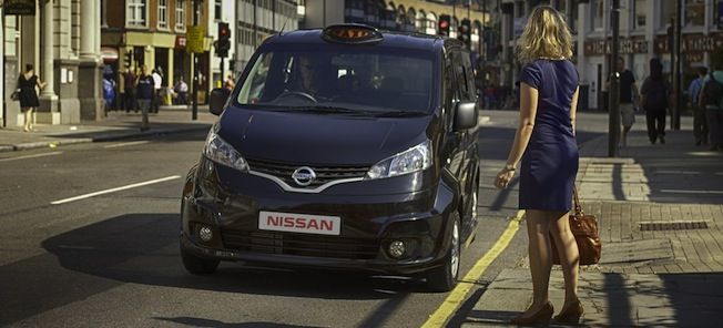 En kvinna står bredvid en taxi. (AI text)