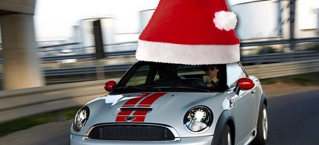 En Mini Cooper S med en julkulla på vägen. (AI text)