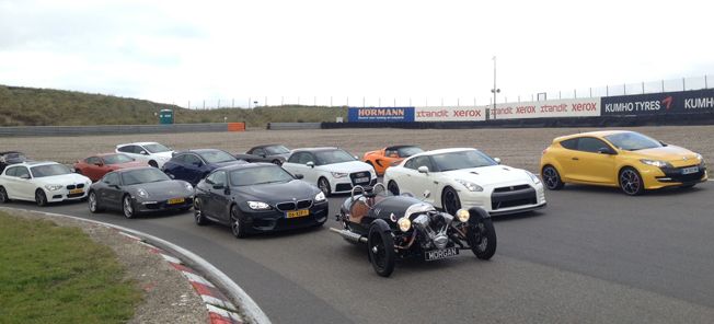 En grupp bilar på en racerbana (AI text)