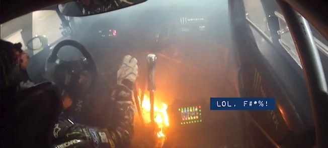 En bil står i brand mitt i gatan. (AI text)