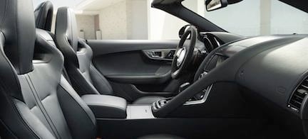 En bil med läderklädsel i inredningen. (AI text)