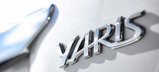 En bil med Yaris-logotypen på förgrillskenan. (AI text)