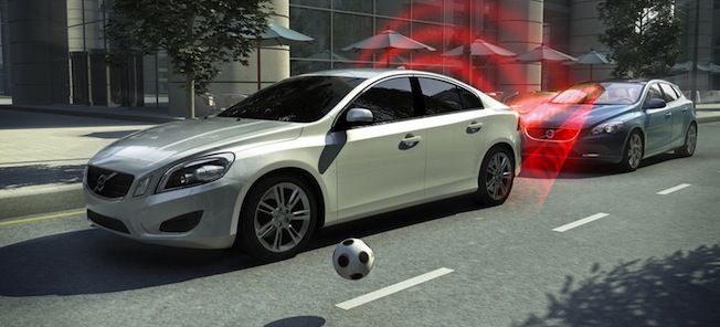 En bil körer ned gatan med en fotboll. (AI text)