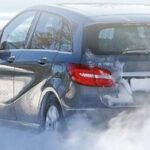 En bil kör på snöiga vägar. (AI text)