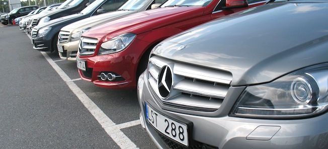 En rad bilar parkerade i en parkeringsplats. (AI text)