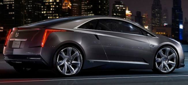 Cadillacs CTS är parkerad i en parkeringsplats. (AI text)