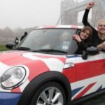 En Mini Cooper S med en brittisk flagga på taket. (AI text)