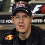Red Bull-racingföraren talar med medierna under en presskonferens. (AI text)